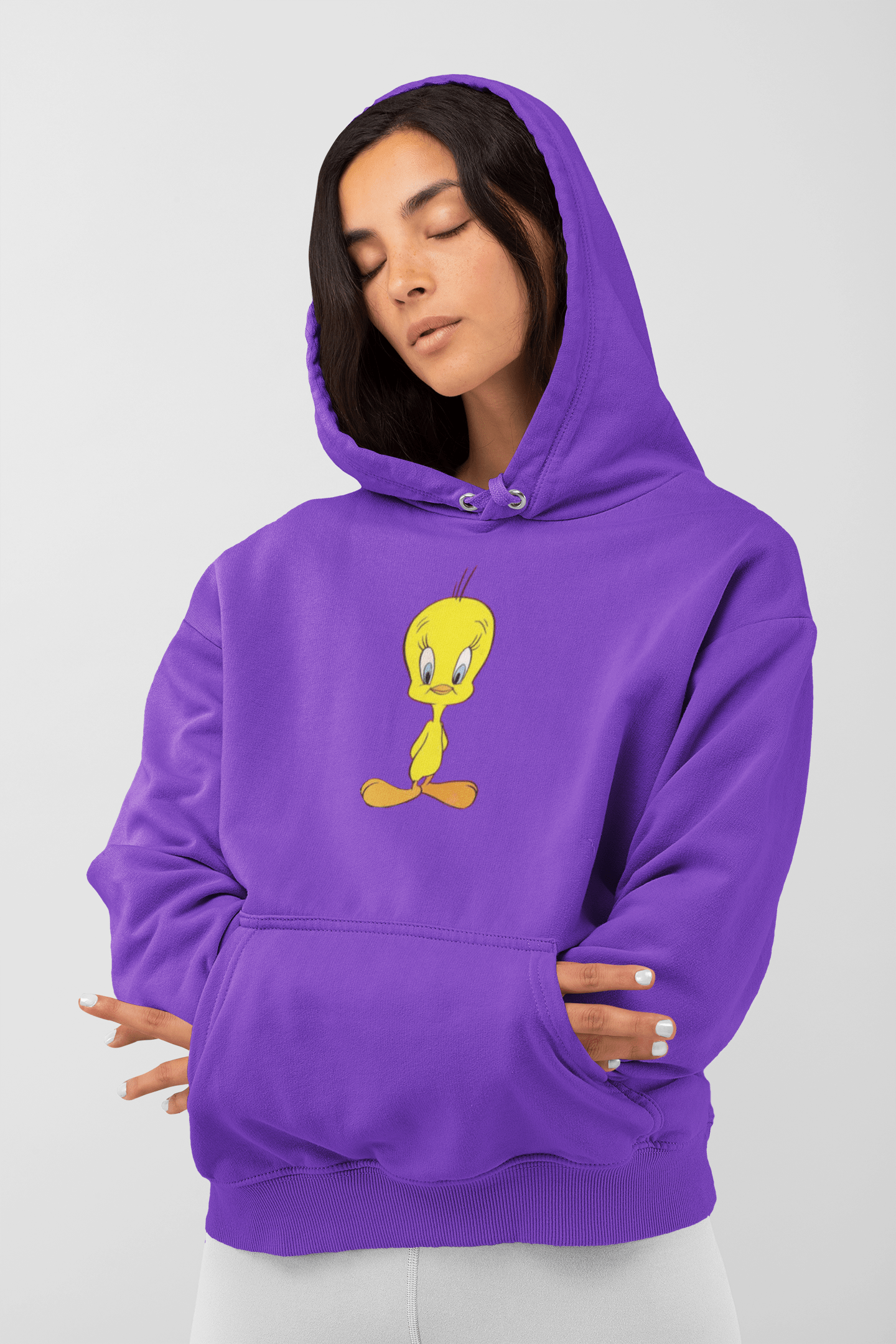Pull à Capuche Personnalisé 4 Une femme qui porte un pull VIOLET à capuche personnalisé par TSHIRT PERSO