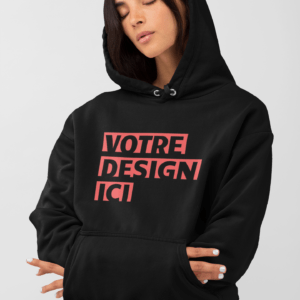 Une femme qui porte un pull à capuche personnalisé par TSHIRT PERSO