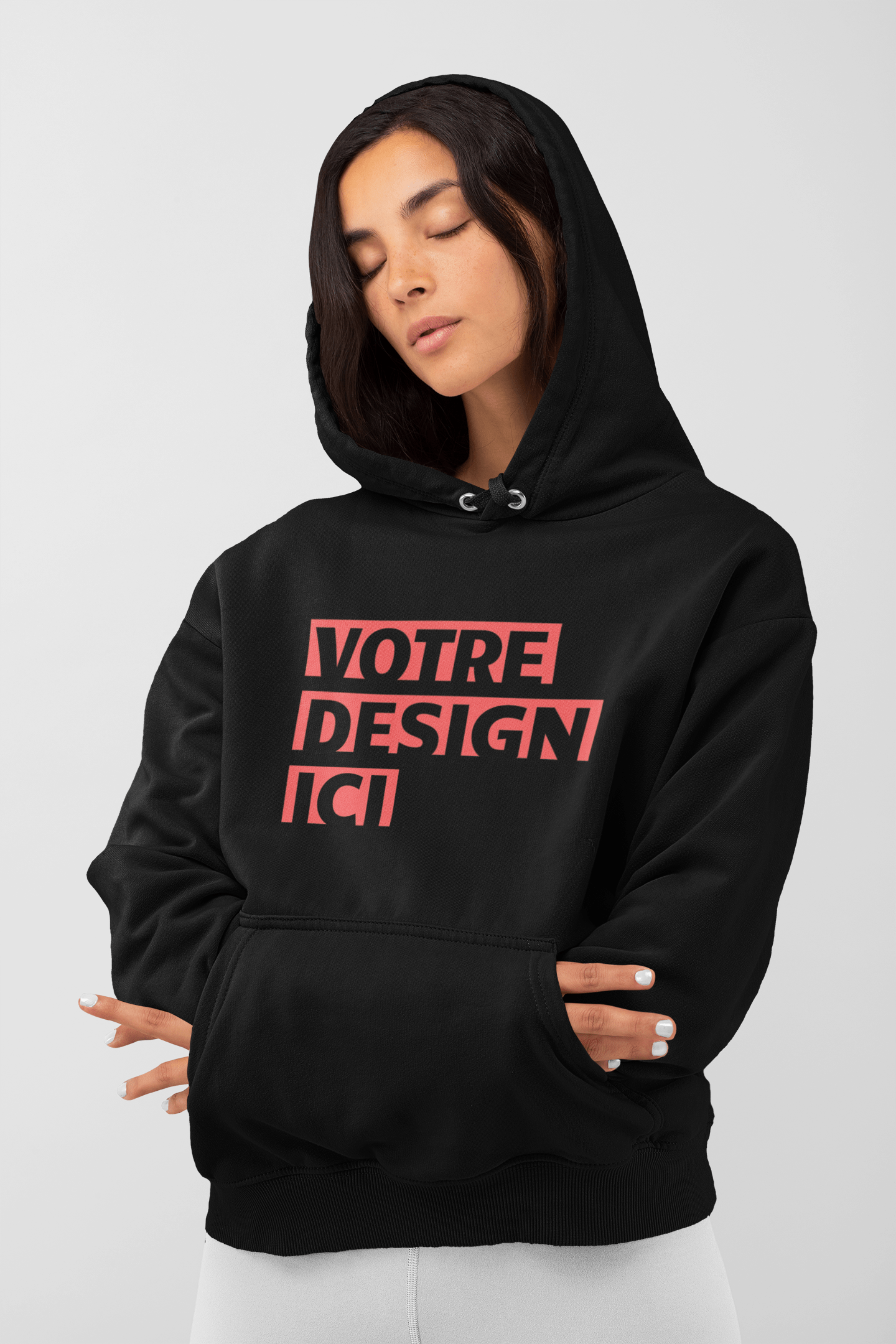 Pull à Capuche Personnalisé 1 Une femme qui porte un pull à capuche personnalisé par TSHIRT PERSO
