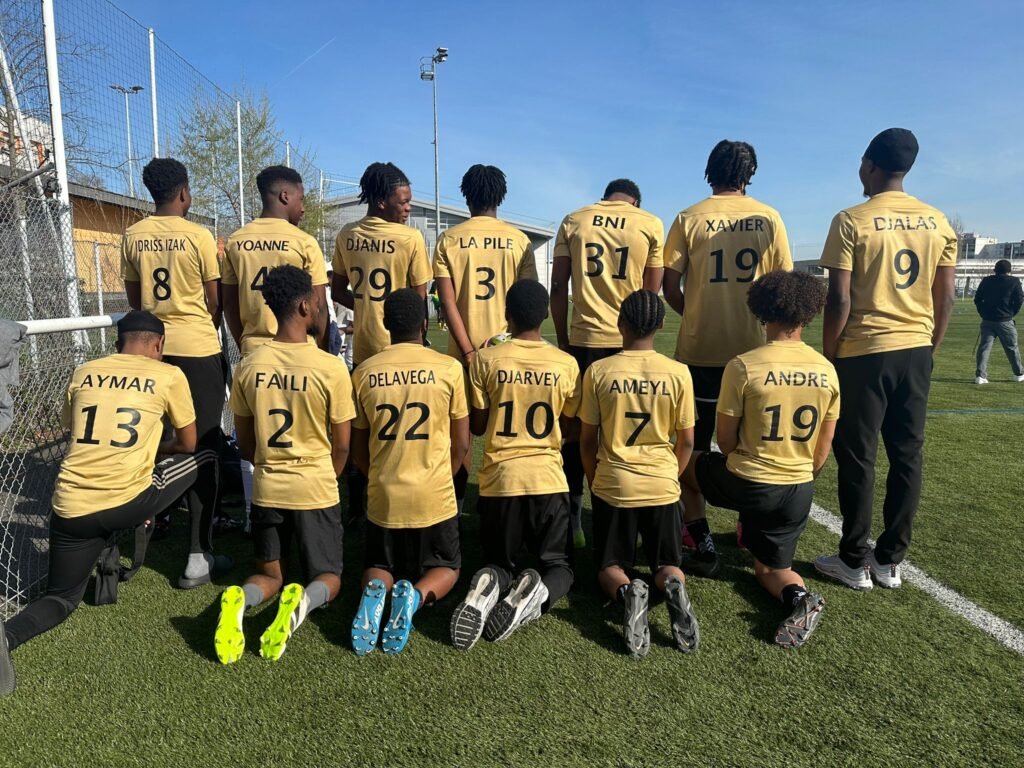 Comment floquer un maillot 28 Une équipe portant de maillots de foot personnalisés
